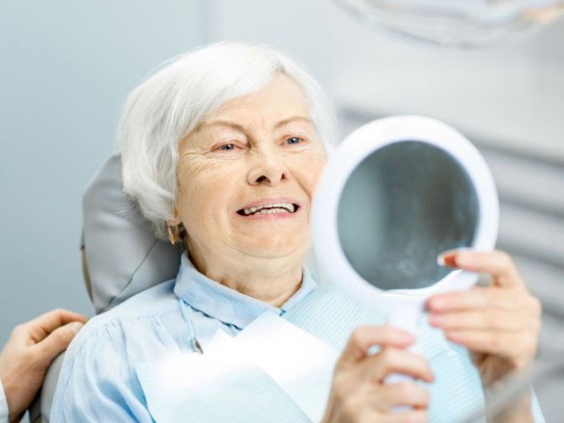 Idosos podem fazer implante dentário?