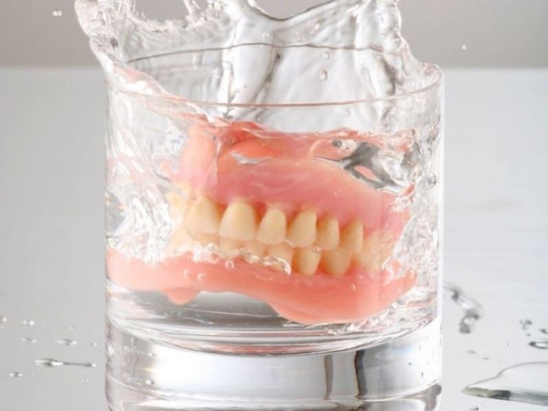 Como cuidar e higienizar sua prótese dentária corretamente